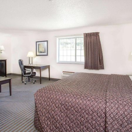 Super 8 By Wyndham Cedar Falls Esterno foto