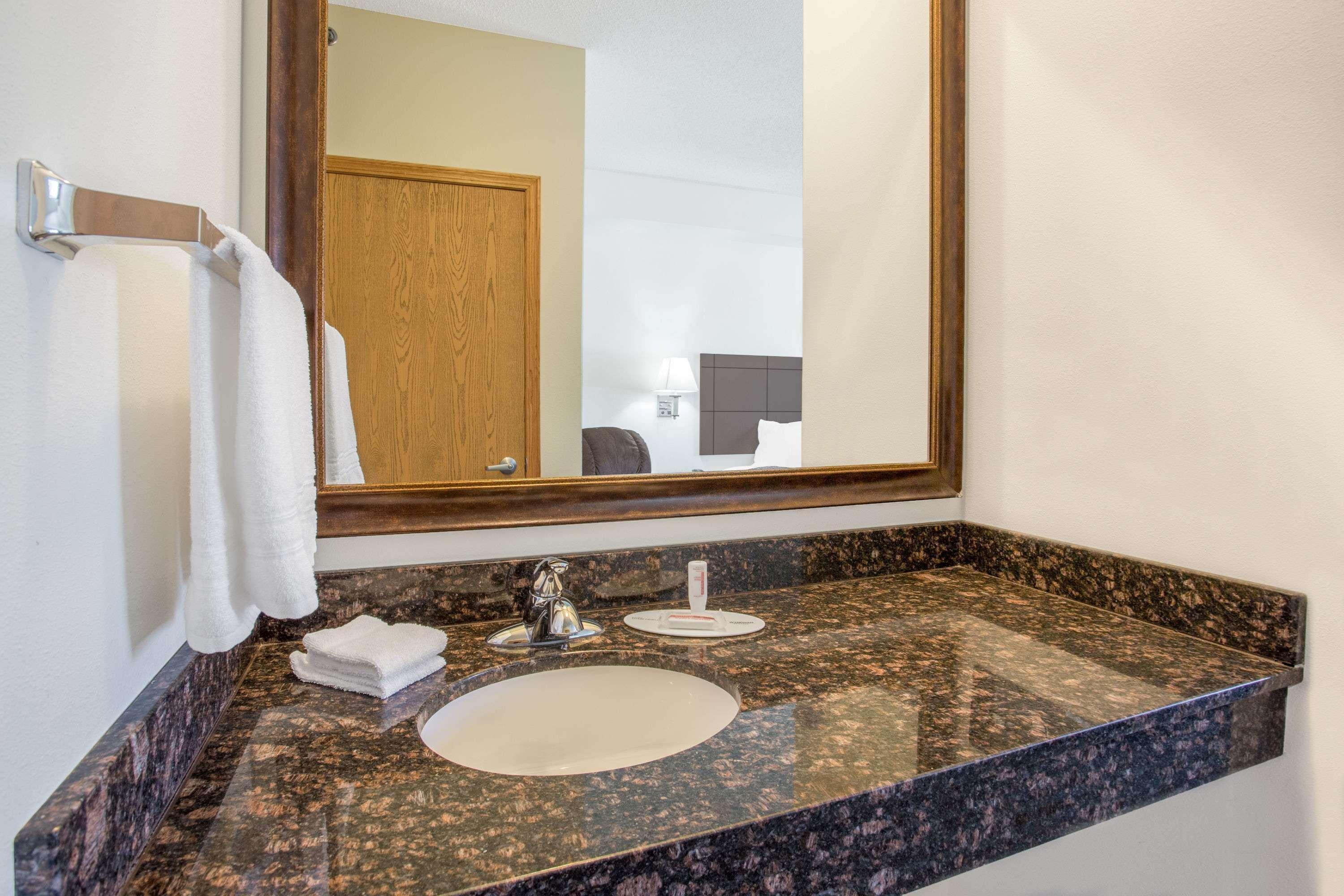 Super 8 By Wyndham Cedar Falls Esterno foto