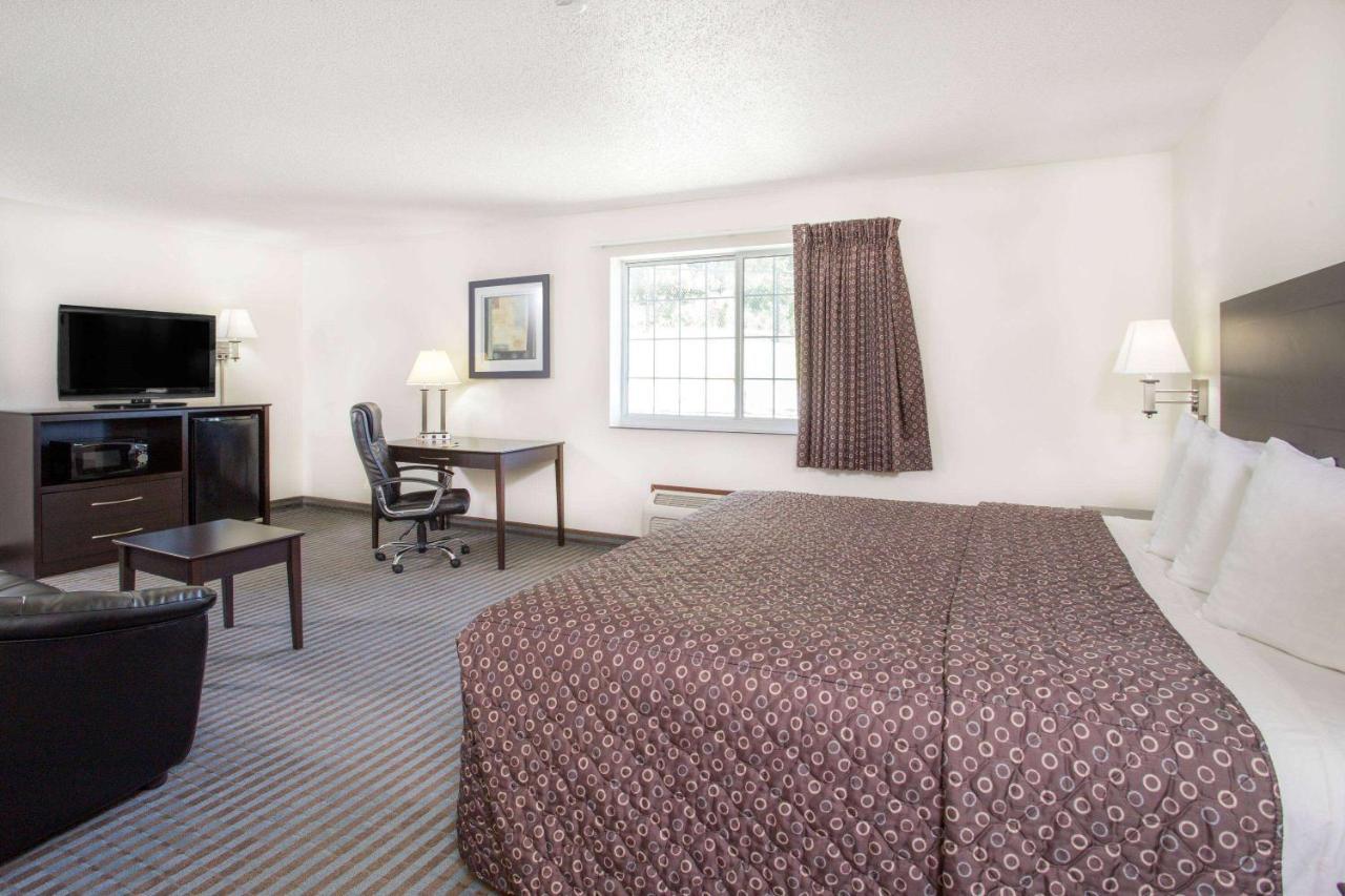 Super 8 By Wyndham Cedar Falls Esterno foto