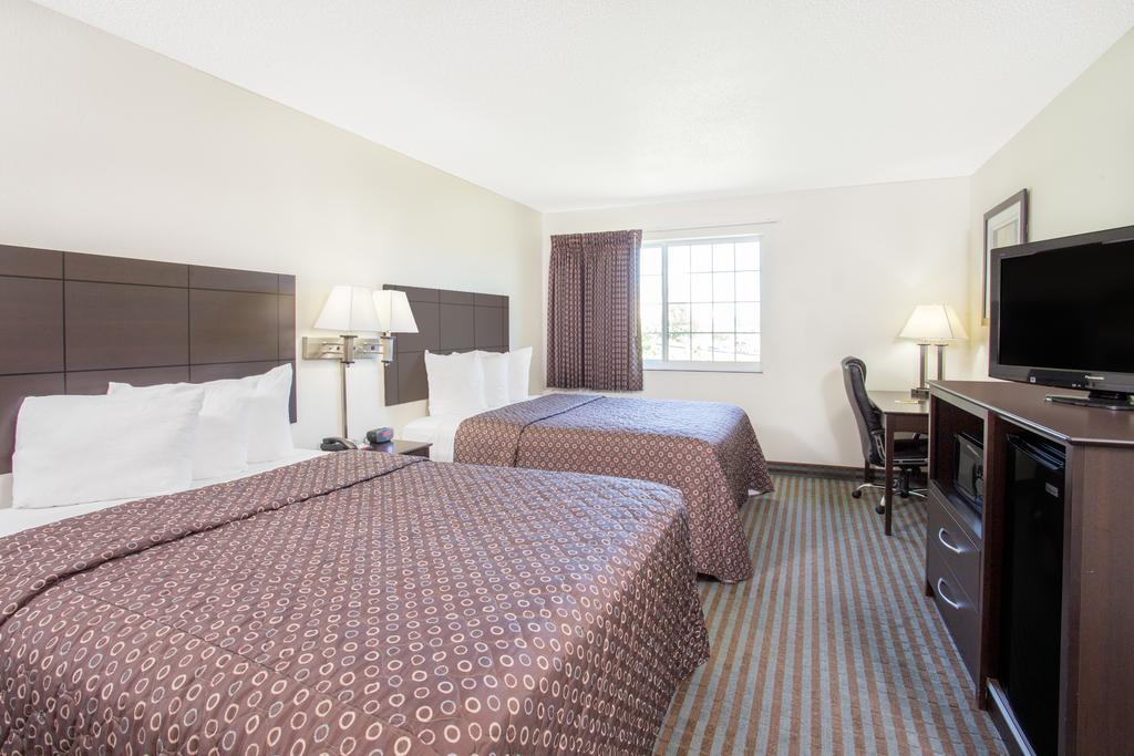 Super 8 By Wyndham Cedar Falls Esterno foto