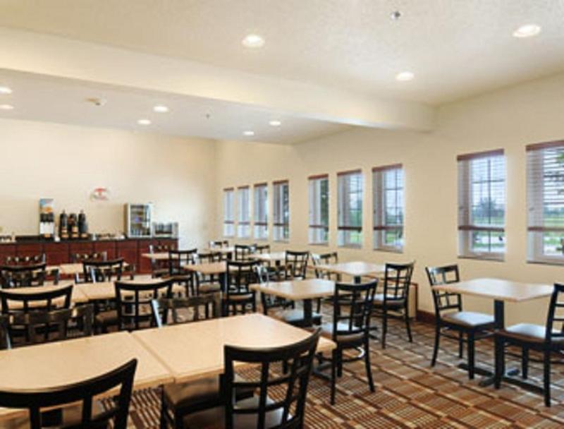 Super 8 By Wyndham Cedar Falls Esterno foto