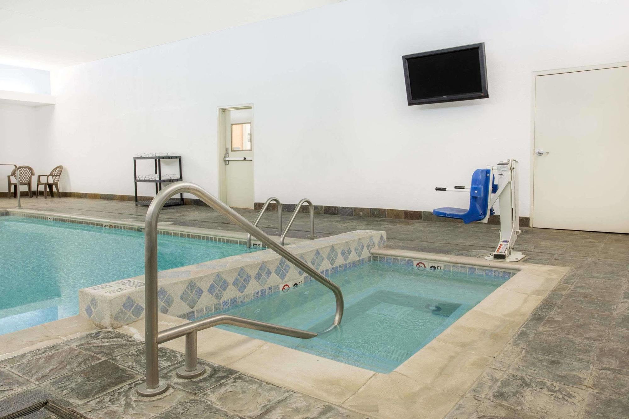 Super 8 By Wyndham Cedar Falls Esterno foto